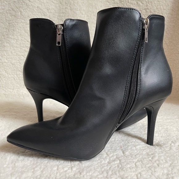 Black ankle booties - Picture 2 of 9